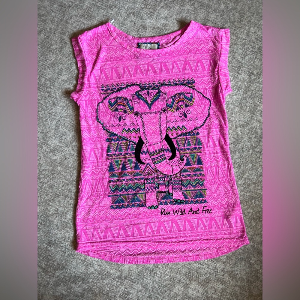 💥3 for $15💥 Elephant print pink Shirt size S